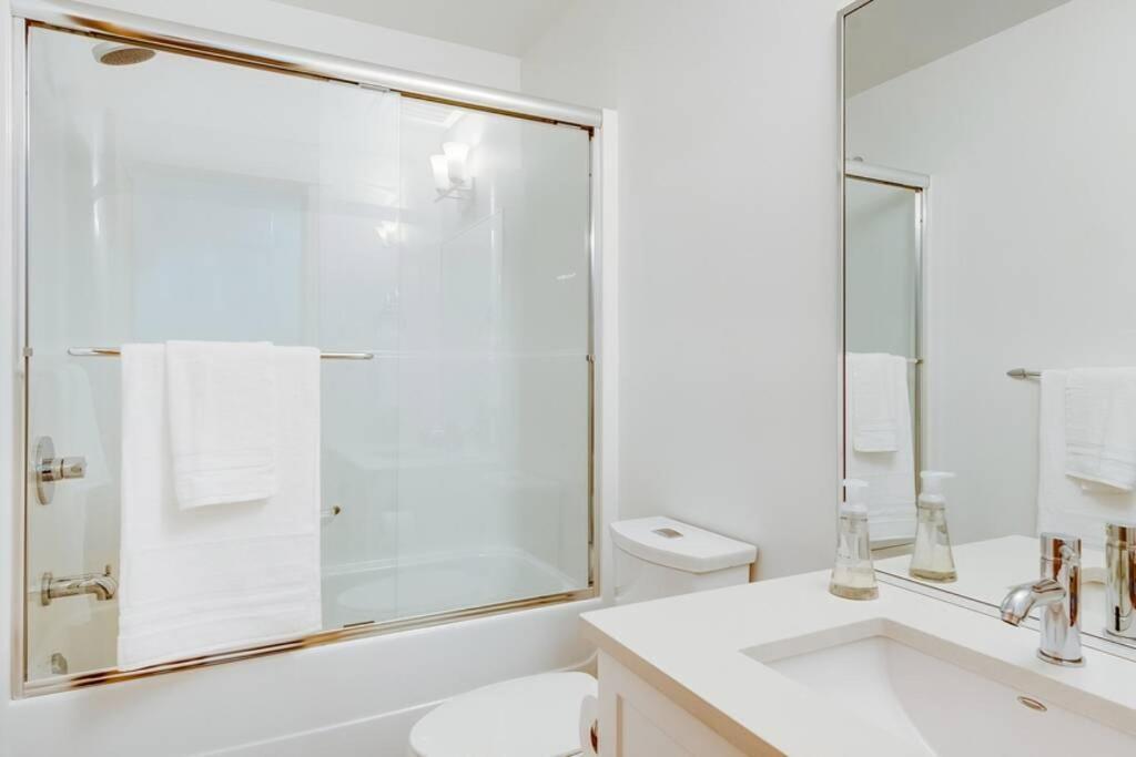 ויקטוריה Cedar Hill Sunlit Stay - Bright Spacious & Modern מראה חיצוני תמונה