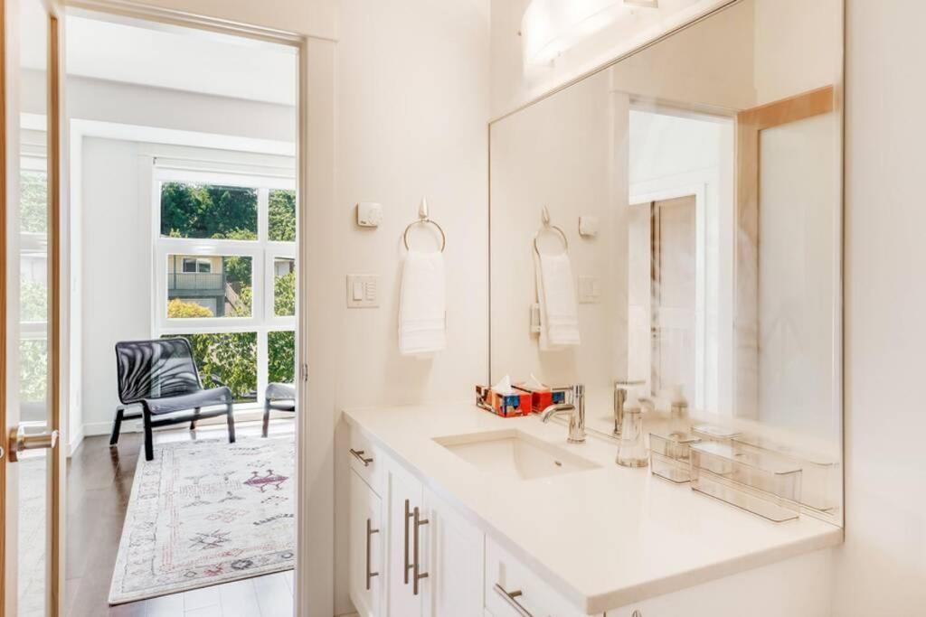 ויקטוריה Cedar Hill Sunlit Stay - Bright Spacious & Modern מראה חיצוני תמונה